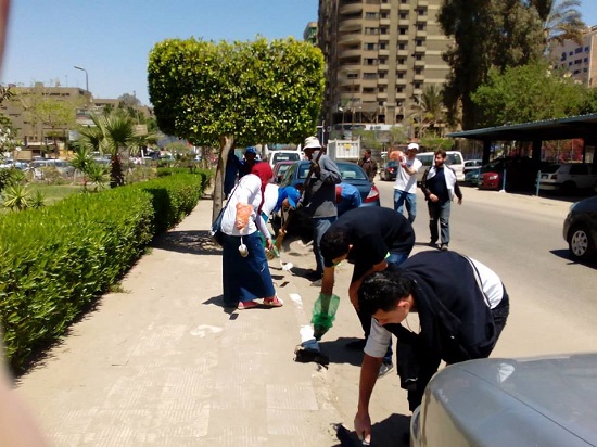 المتطوعون نظفوا شارع إنبى بالمنطقة -اليوم السابع -6 -2015
